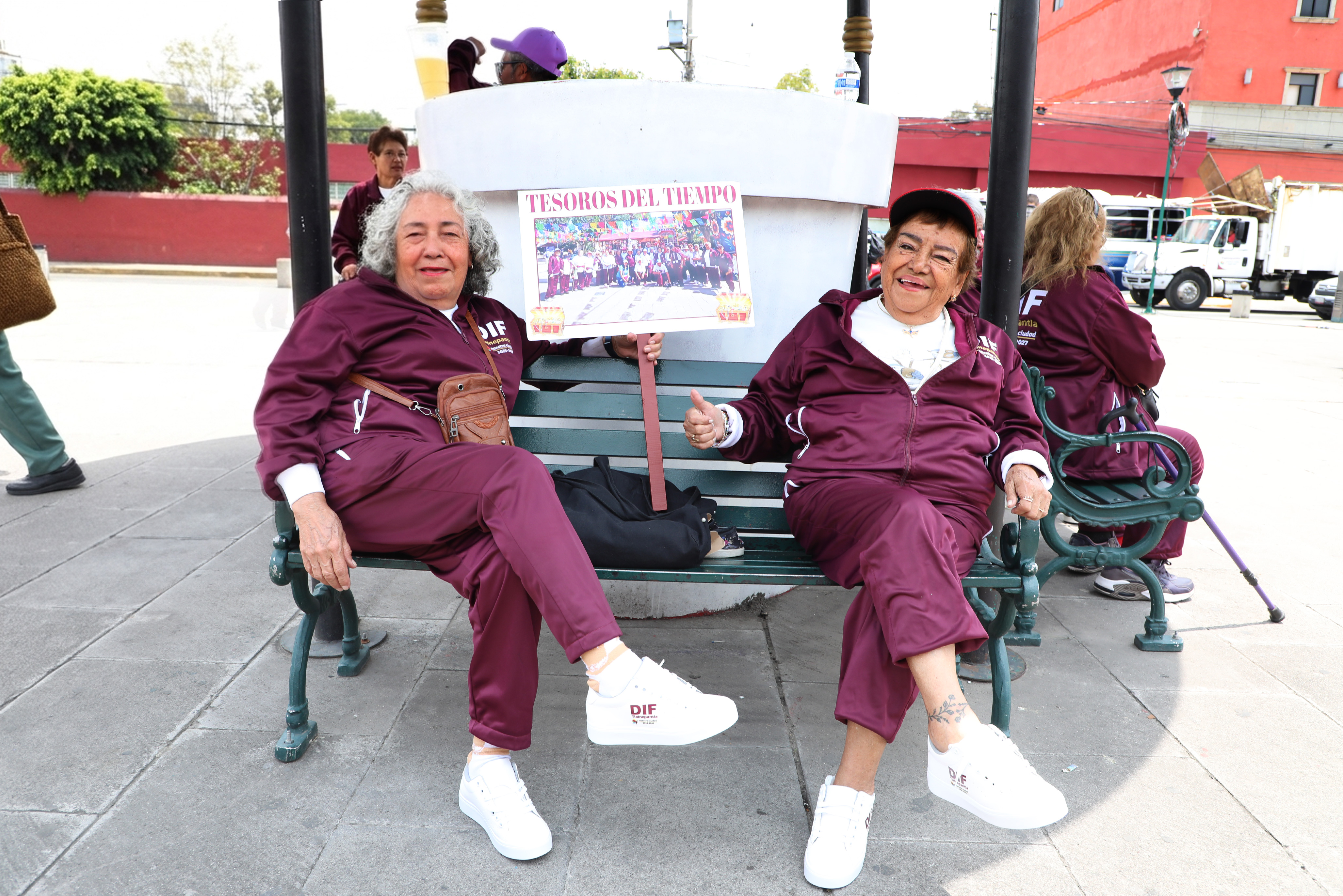 Raciel Perez Cruz Entrega Tenis Pants Adultos Mayores Dif Tlalnepantla 1